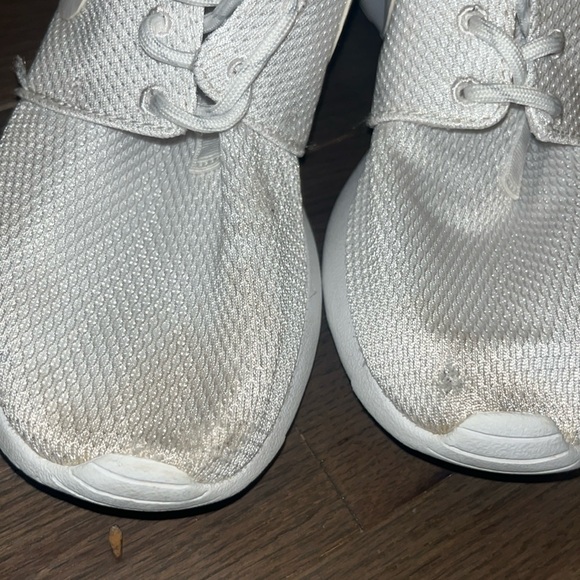 Women’s Classic Nike All White Roshe Run Shoes Size 7 - Picture 6 of 8
